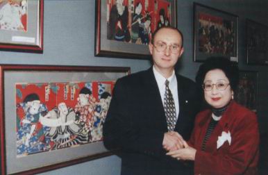 Игорь Александров и министр строительства Японии г-жа Хироко Хаяши на открытии выставки гравюр