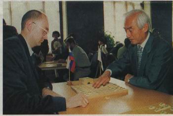 И. Александров - президент Российской Федерации сёги (слева) и Наохиро Санала - представитель Международного общества популяризации сёги